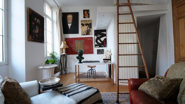 Maximize Your Bookshelf Space with This Ingenious Storage Solution