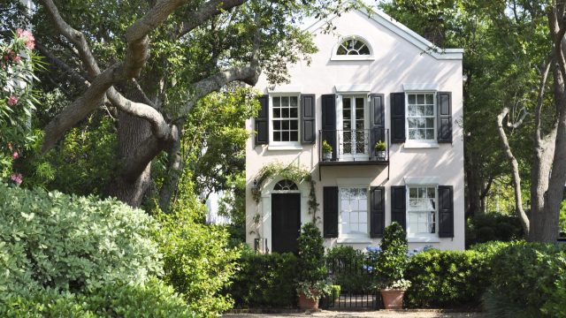 Top Yard Features That Irk Neighbors: Survey Insights for Homeowners