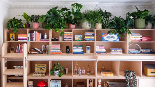 Mastering the Art of Shelf Decoration: The Enduring Triangle Method