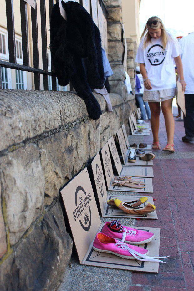 Street donation shop, protect the dignity of recipients--top emoticon