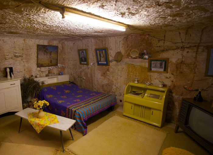 The only real underground city in the world, a small town living underground in Australia - top emoticon