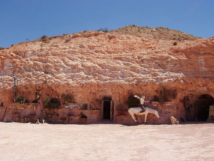 The only real underground city in the world, a small town living underground in Australia - top emoticon