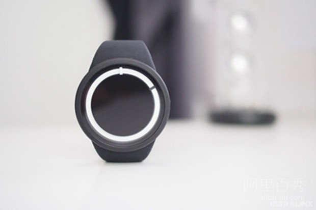 The ZIIIRO Eclipse watch emits neon blue light in the dark night, simple and stylish