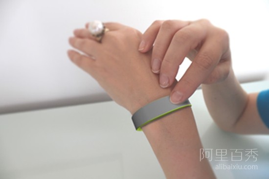Smart sensor bracelet for couples can convey emotions even when they are not together