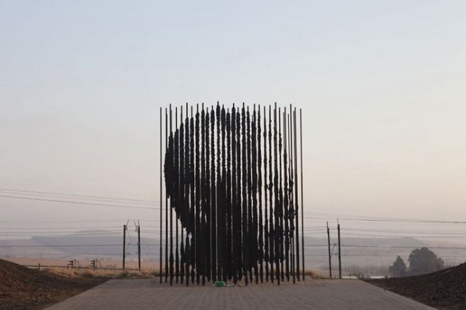 17 weird sculptures--top emoticons